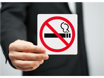美國研究生吸煙率為4％。出臺全面控?zé)熜掠媱? onerror=